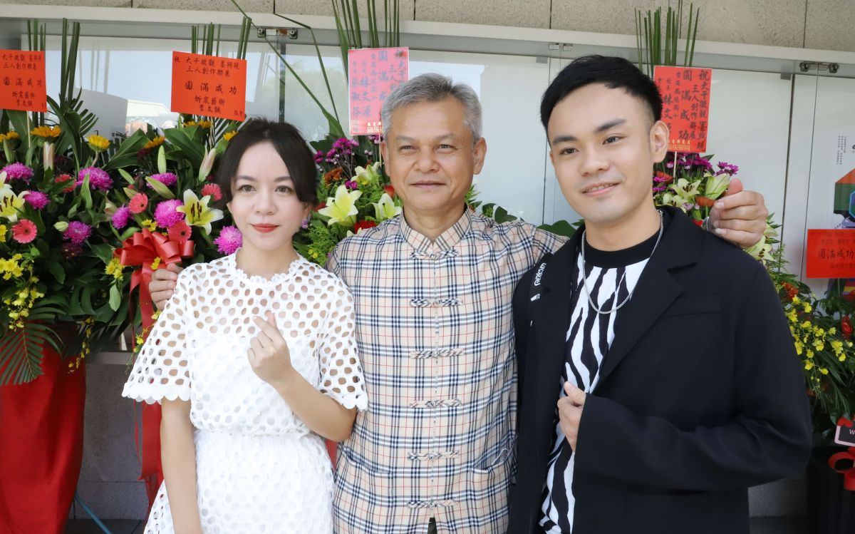 ▲知名藝術家陳玄茂與女兒陳彥汝、兒子陳彥廷三人創作聯展，在北港文化中心展出。（圖／記者蘇榮泉攝）