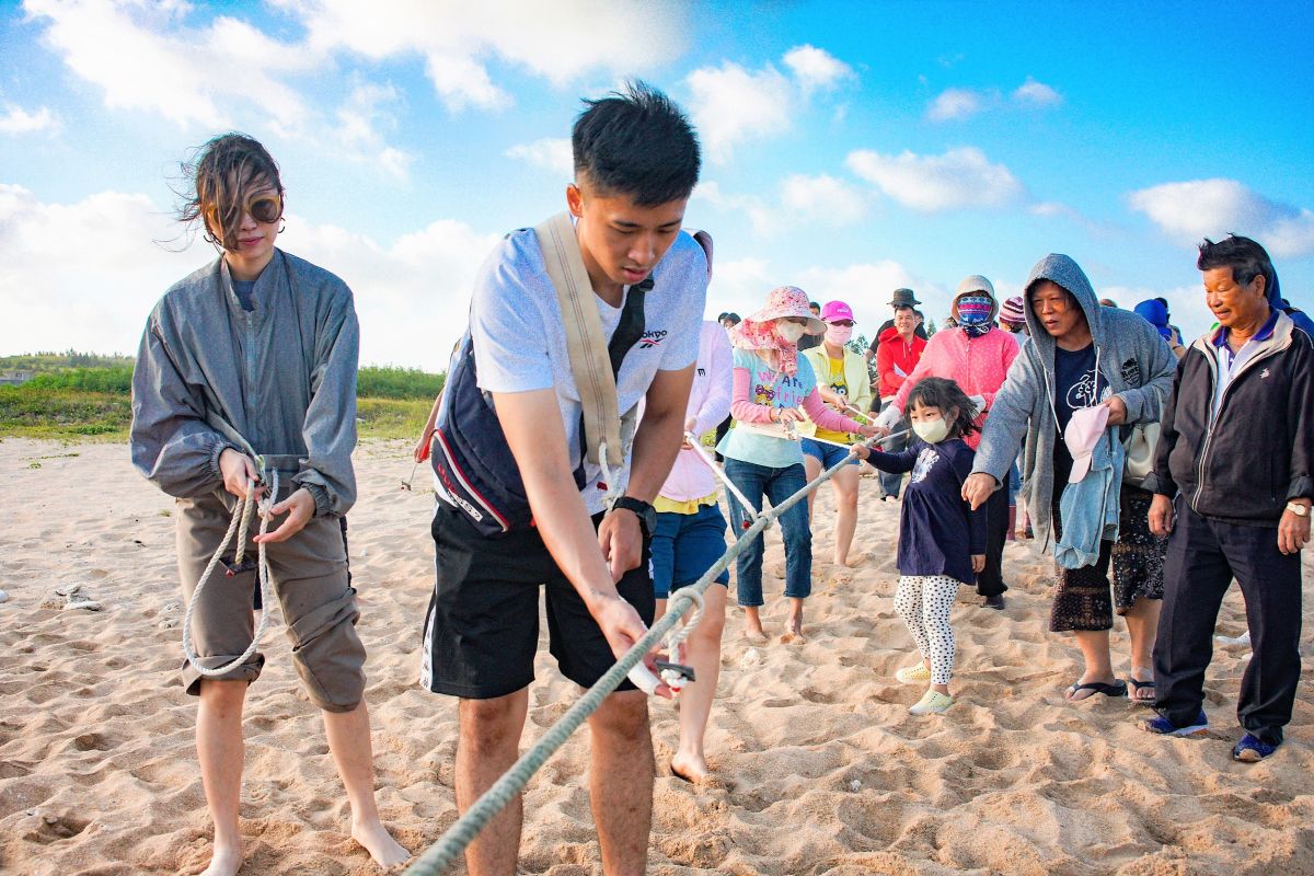 ▲國慶連假第一天在湖西鄉林投沙灘舉辦「澎湖秋瘋季—林投牽罟趣」活動，共計吸引近300人體會了傳統與現代交織的百樣生活與先民智慧。（圖／觀光局澎管處提供）