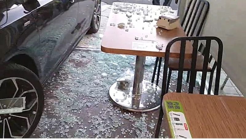 ▲玻璃落地窗和桌椅損壞，所幸無人受傷。（圖／記者簡勇鵬攝，2020.10.09）