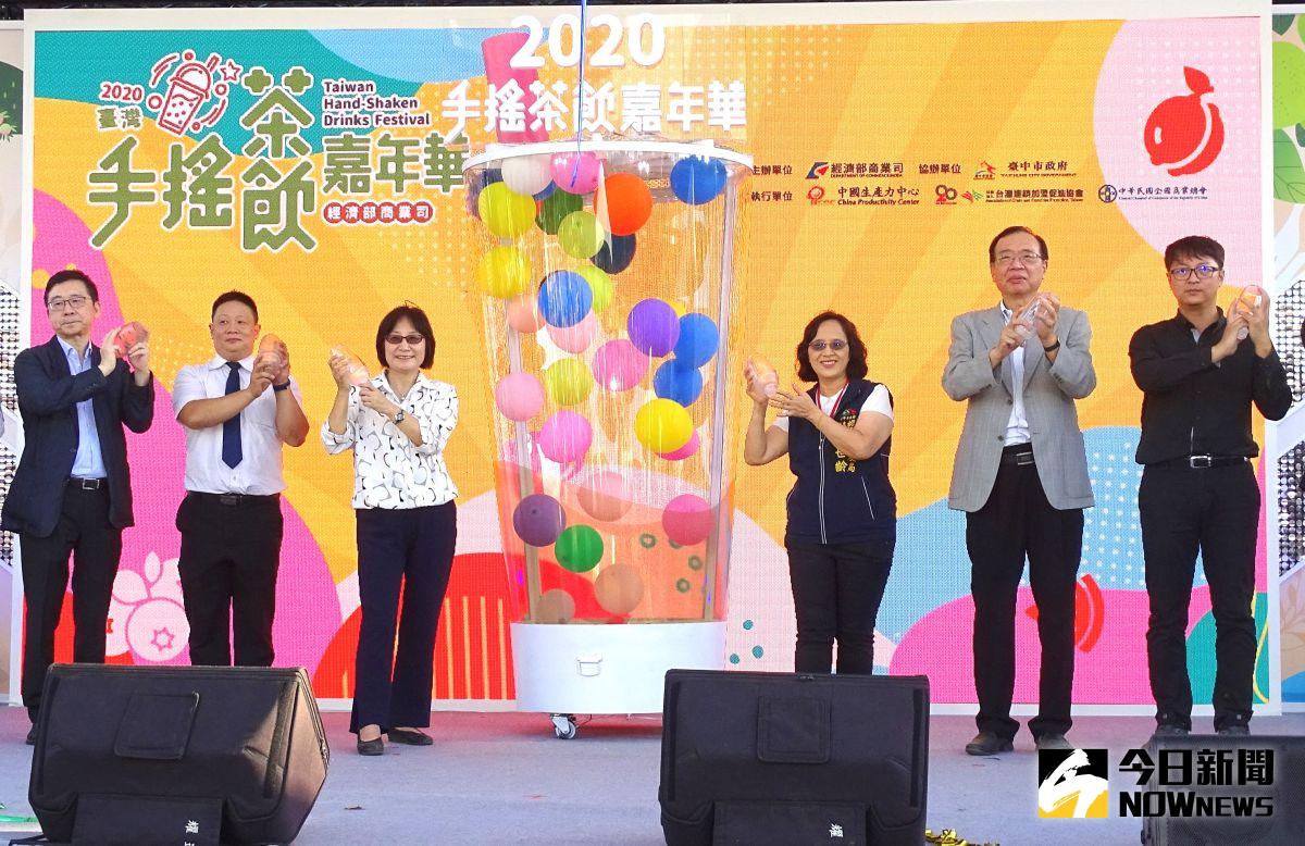 ▲首屆臺灣手搖茶飲嘉年華，今起三天在台中市民廣場舉辦，商業司長李鎂示範手搖茶飲，宣稱手搖茶是台灣國飲。（圖／記者金武鳳攝，2020.10.9)

