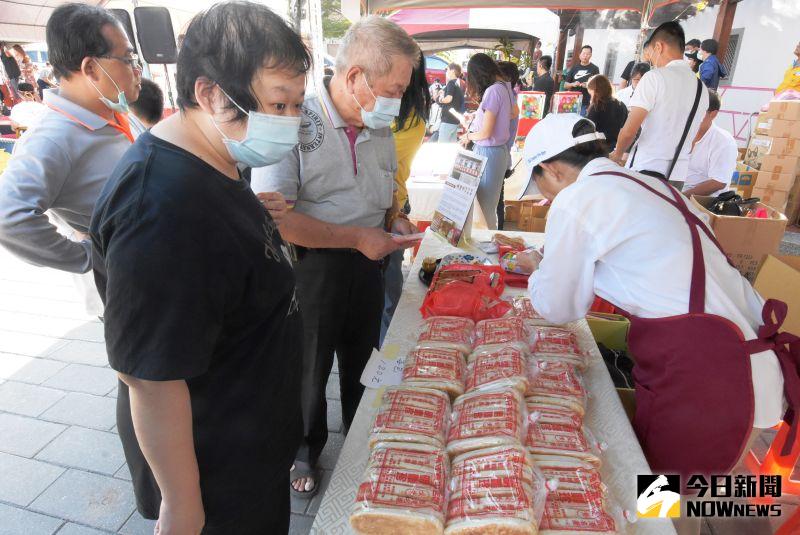 ▲結合八家糕點餅舖以及三家茗茶、咖啡的鹿港糕餅文化節，在公會堂廣場盛大展開。（圖／記者陳雅芳攝，2020.10.09）