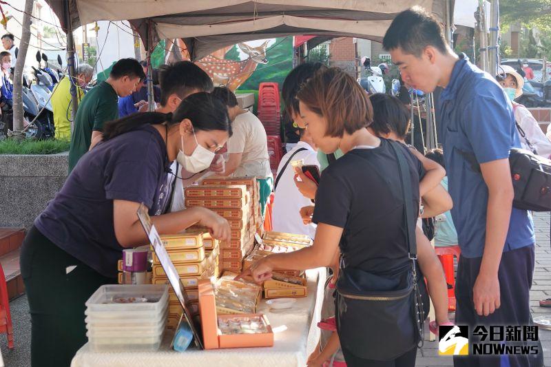 ▲現場結合在地知名糕餅店家，限量提供傳統糕餅免費吃。（圖／記者陳雅芳攝，2020.10.09）