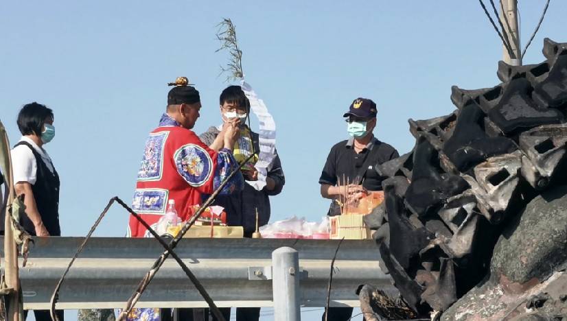 ▲已故中士林楷強家屬，今天下午前往小金門戰車翻覆地點進行招魂。(圖/記者蔡若喬攝)