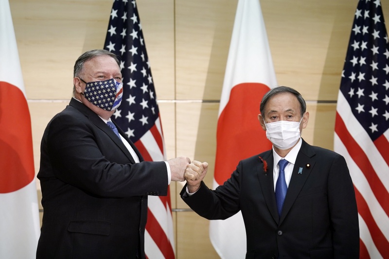 ▲蓬佩奧(左)本月 6 日剛造訪日本，並與日本首相菅義偉(右)等人會面之照片。他 9 日接受外媒訪問，提到美國會繼續履行對台灣的義務與承諾，包含軍售和協防。（圖／美聯社／達志影像）