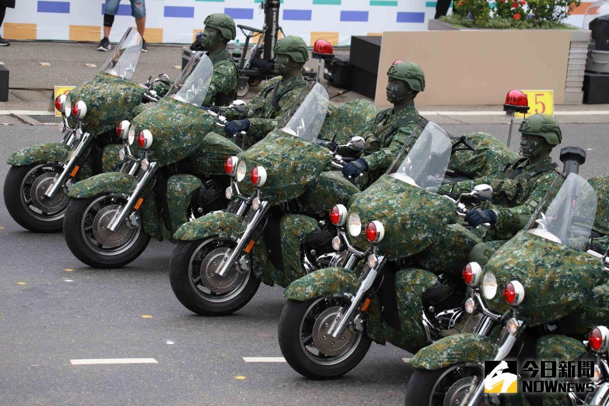▲雙十國慶，參演憲兵快反連著戰鬥個裝、重機加掛偽裝網亮相。（圖／記者葉政勳2020.10.10）