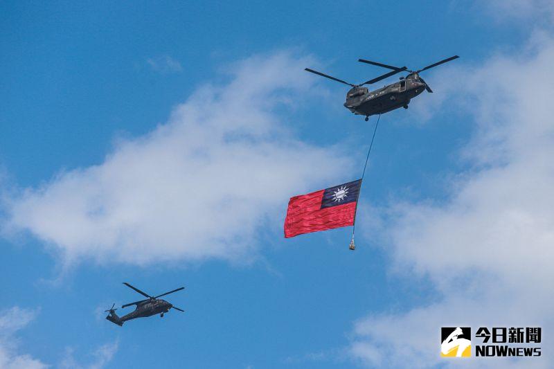 雙十國慶！防疫國家隊領唱國歌　陸航直升機吊掛國旗進場
