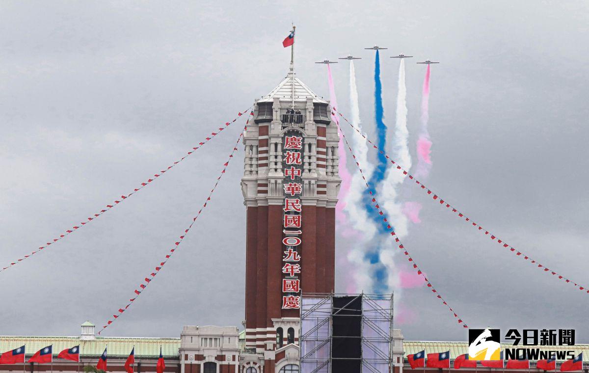 ▲國慶典禮壓軸，雷虎小組彩煙揮灑天空、編隊飛越總統府上空。（圖／記者葉政勳攝．2020.10.10）