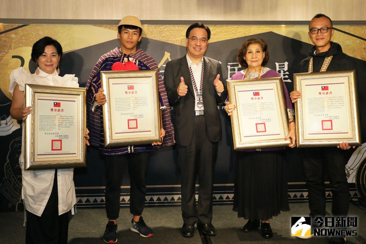 ▲原民會主委Icyang頒贈原住民族專業獎章。（圖／原民會提供）