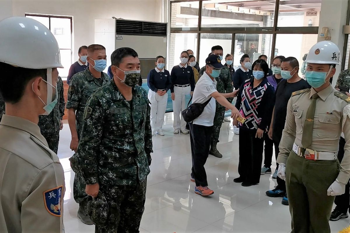 ▲陸軍司令陳寶餘上午前往金門殯儀館，祭奠戰車翻覆身亡中士林楷強。(圖/記者蔡若喬攝)