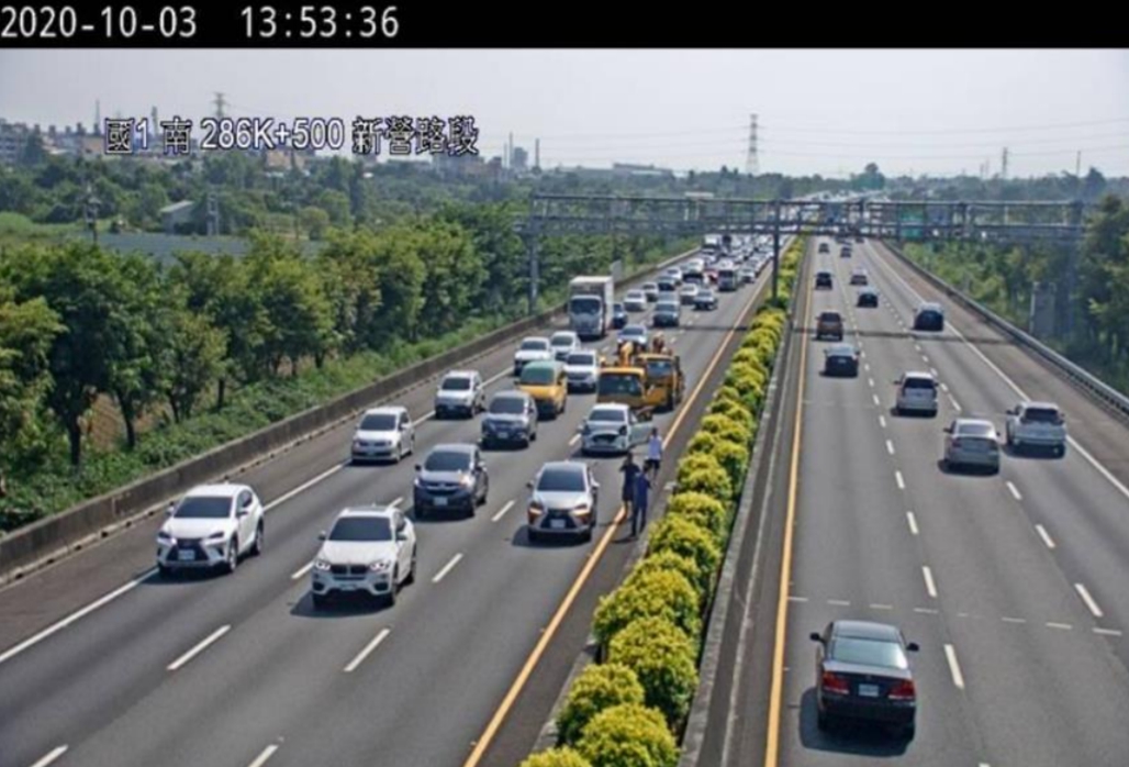 ▲高公局指出，今（10）日截至上午11時，交通量為106百萬車公里，仍在預期流量之範圍內。圖為3日當天國道交通事故。（示意圖／交通部高公局提供）