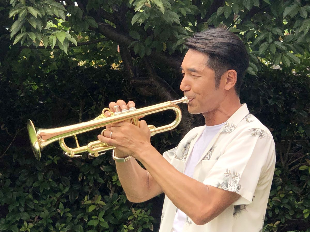 ▲李李仁為戲苦練小喇叭。（圖 / 東森提供）