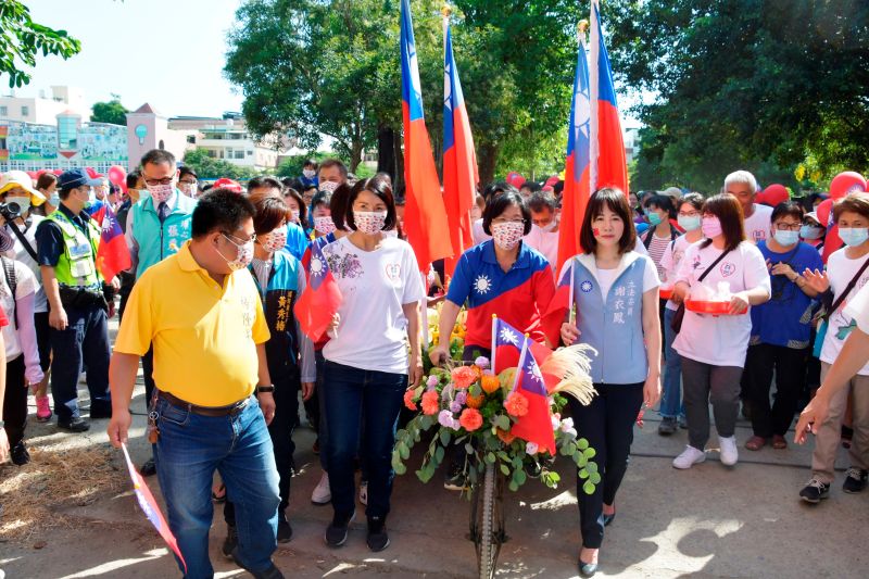 ▲創意造型花車為社區踩街嘉年華隊伍前導。（圖／記者陳雅芳攝，2020.10.10）