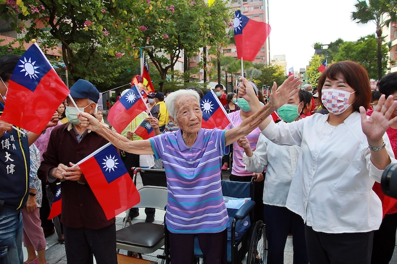 ▲96歲徐陳月如老奶奶參與國慶升旗，從輪椅上站起與黃敏惠市長一起高唱國歌。(圖／嘉義市政府提供)
