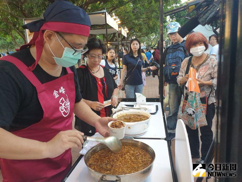 ▲「2020台灣滷肉飯節」今移師台中舉辦,十大特色滷肉飯業者應邀現場限量試吃,吸引民眾聞香上門。(圖/記者金武鳳攝,2020.10.10)