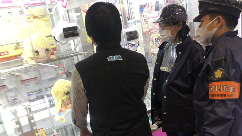 ▲日本一位男子因為夾娃娃老夾不起來，懷疑機台有問題而報警。（圖／翻攝自@84848141a的推特）