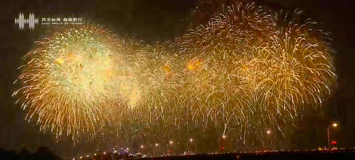 ▲109年台南國慶煙火絢爛登場，吸引超過40萬人到現場共賀雙十節。（圖／擷取自壹電視轉播）