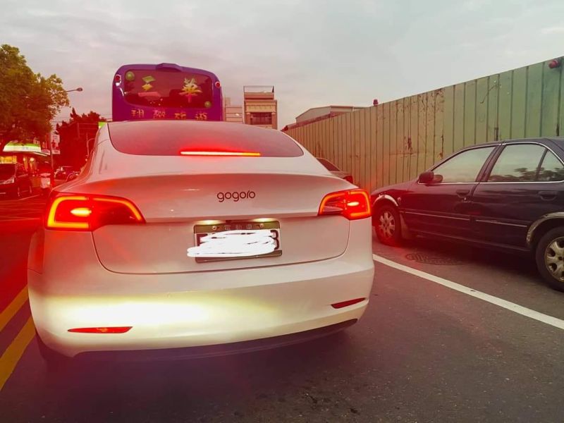 ▲特斯拉（Tesla）車廠出產的電動汽車，車尾卻非招牌「T」字標誌，而是貼上電動機車gogoro的標誌。（圖／翻攝自《爆廢公社》）