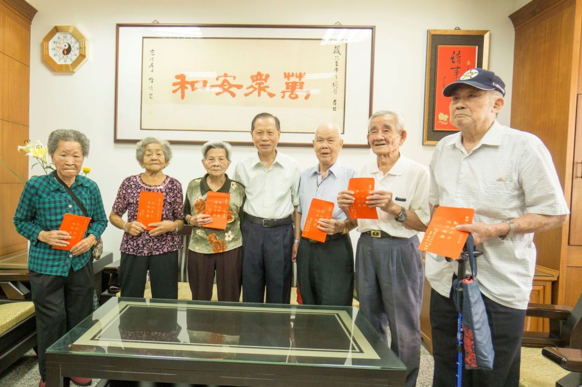 ▲萬和宮敬老尊賢禮數夠 ，  重陽佳節區內90歲以上長者，獲贈長壽麵及敬老禮金笑開懷。（圖／萬和宮提供）
                    
