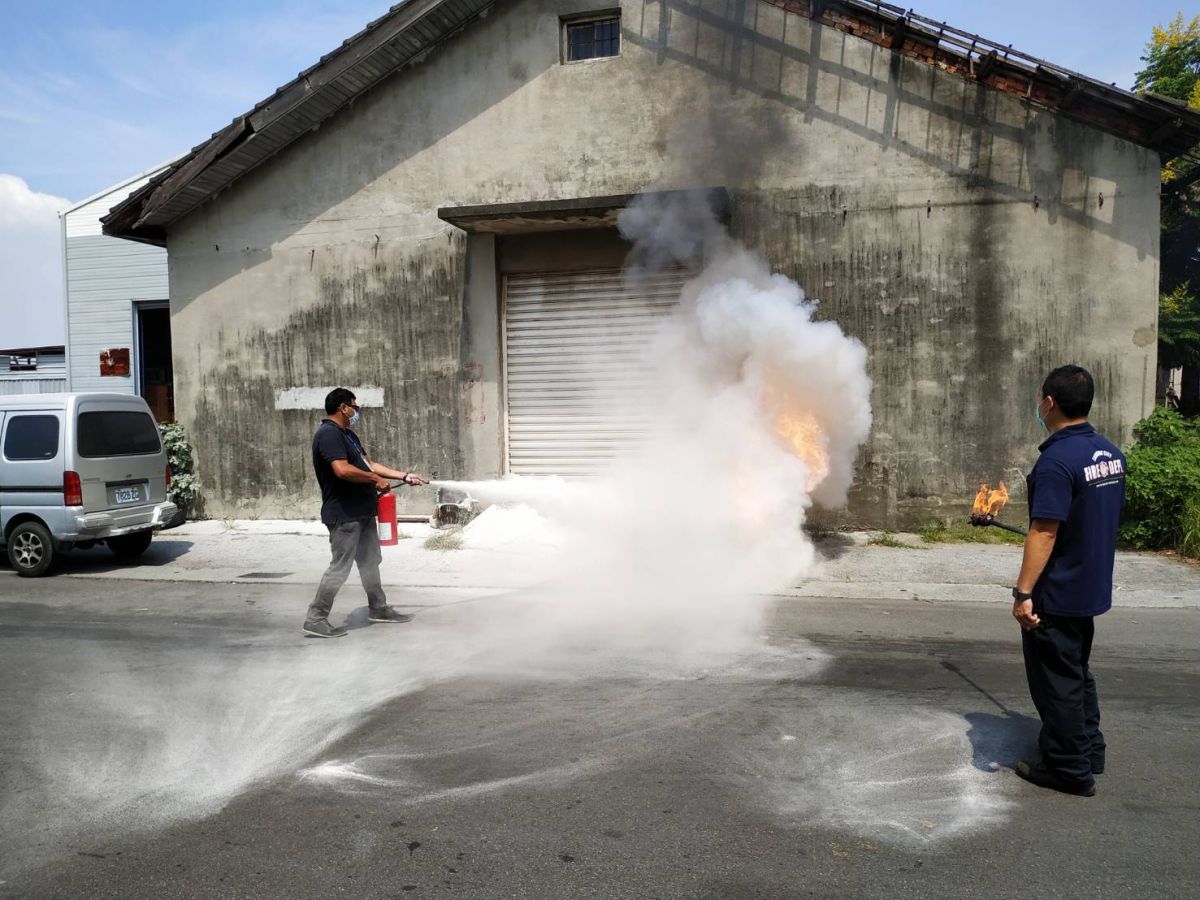 ▲教導現場人員實際操作滅火器。(圖／環保局提供2020.10.11)