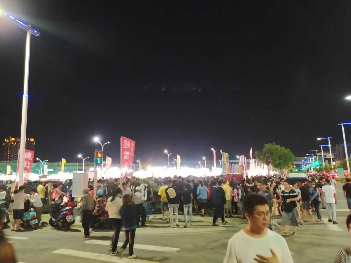 ▲台中市經發局表示，總站夜市申請營運複審中，未經核准許可違規開幕。(圖／市政府提供2020.10.11)