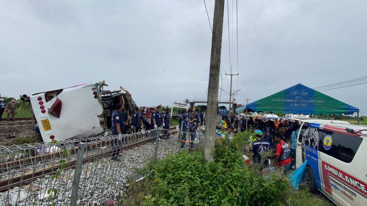 ▲泰國北柳府發生嚴重車禍，一輛公車撞上火車造成至少17人死亡、29人受傷。（圖／翻攝自Thai PBS World Twitter ）