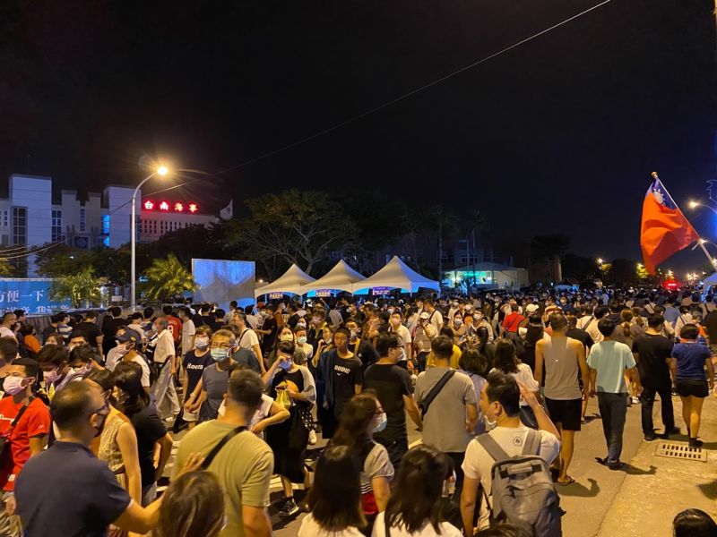 ▲國慶焰火湧進50餘萬人觀賞,超出南市府預期的20~30萬人。(圖/記者陳聖璋攝,2020.10.10)