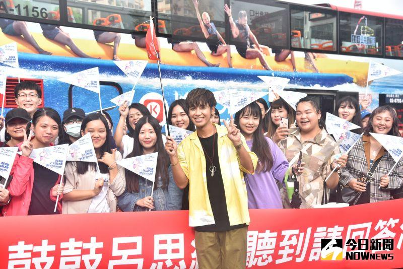 ▲鼓鼓和歌迷拍照紀念。(圖/記者林柏年攝)