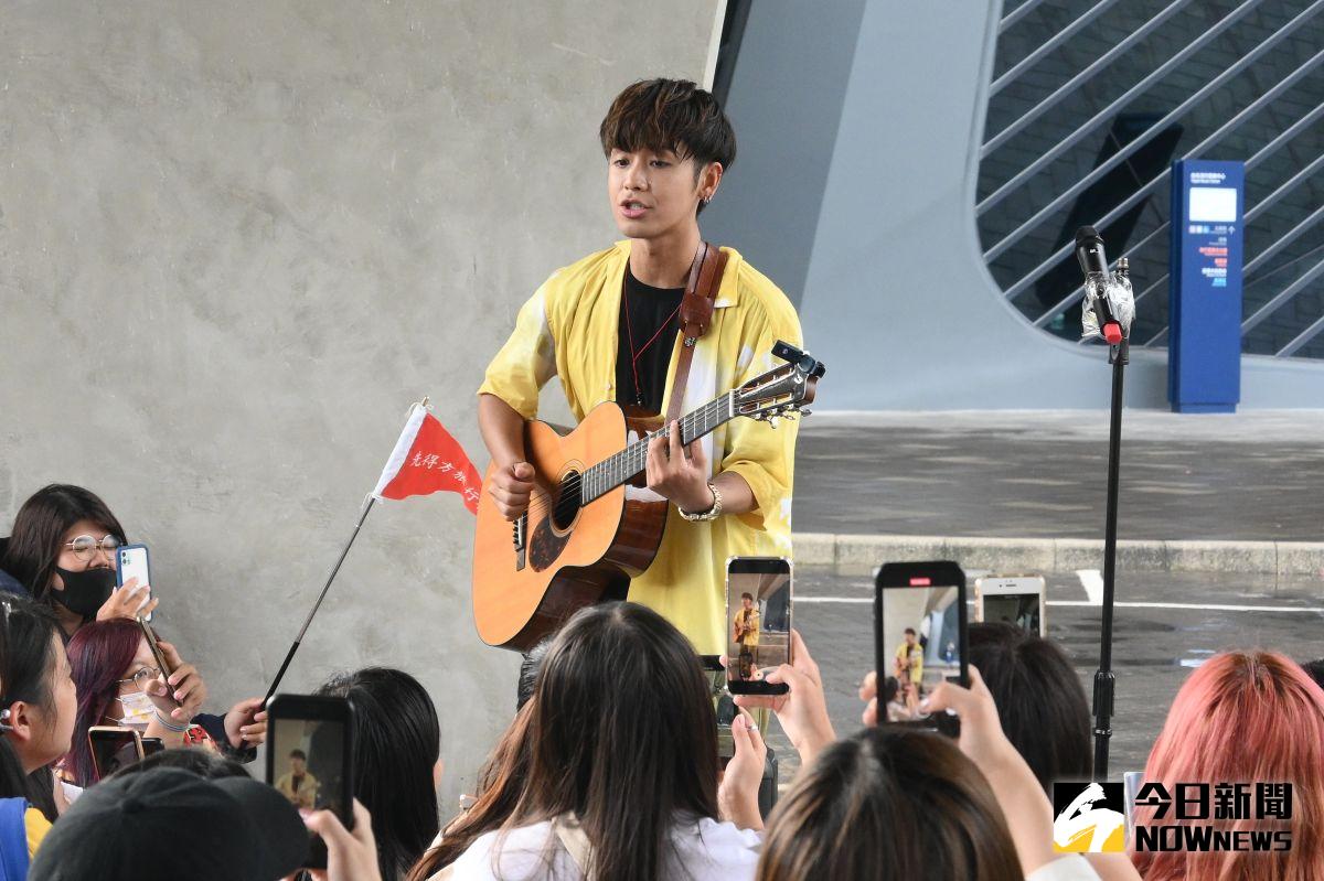 ▲鼓鼓化身導遊攜歌迷玩台北。（圖／記者林柏年攝）