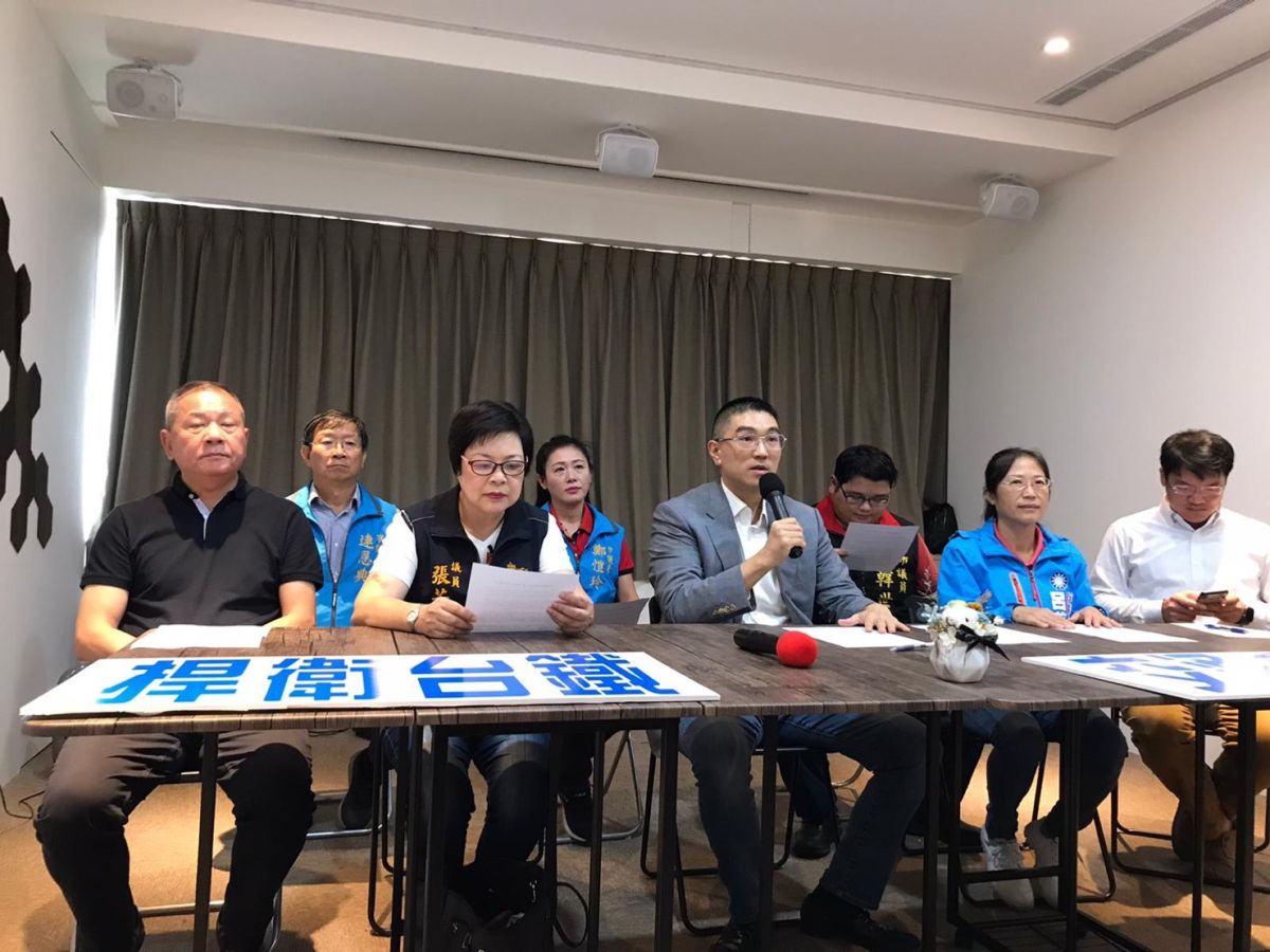 ▲針對台鐵基隆站未來可能廢除的爭議，謝國樑與藍營議員表示不排除率眾抗議。（圖/國民黨基隆市議會黨團提供）