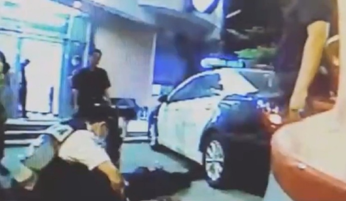 ▲高市警局仁武分局澄觀派出所所長薛冠洲今天凌晨在處理一起酒客糾紛後，突然全身抽搐、倒地昏迷，經緊急開刀急救，目前已恢復意識。（圖／記者郭凱杰翻攝，109.10.12）