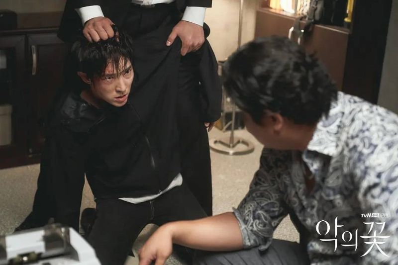 ▲《惡之花》自開播以來話題度就超高。(圖/LINE