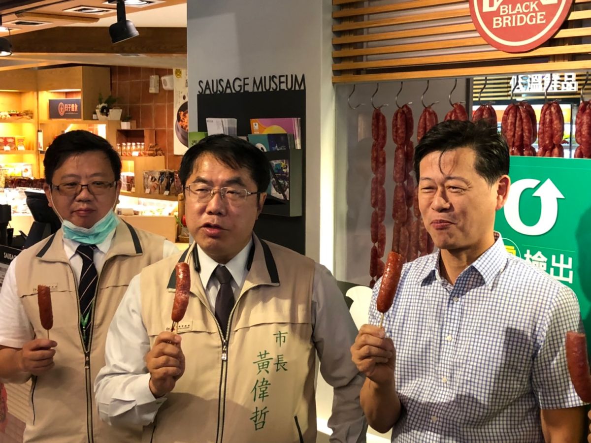 ▲黃偉哲視察肉品工廠當場試吃烤香腸，表示對業者產品不含瘦肉精深具信心。（圖／記者林怡孜攝，2020,10,12）
