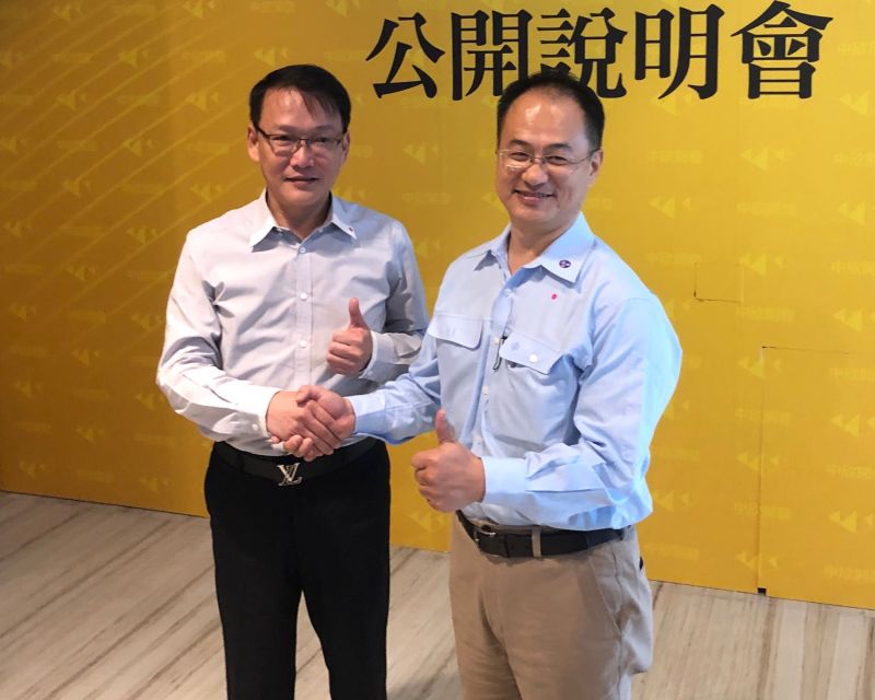 ▲中欣開發公司總經理呂威璋(右)與代售商廣誠國際總經理董上裕(左)為打造精緻公園住宅的推出公開說明。(圖/記者黃守作攝,2020.10.12)