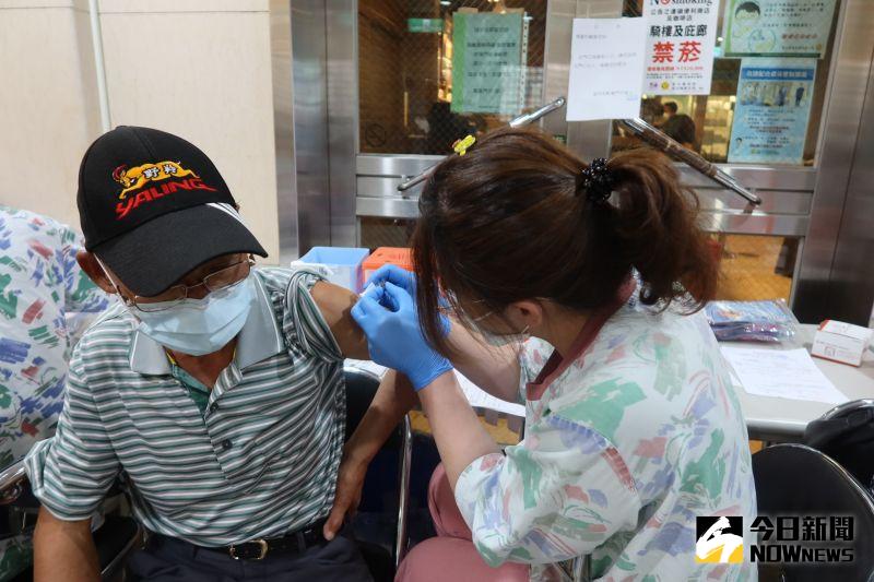 ▲彰化縣加碼採購23價肺炎鏈球菌疫苗提供縣內65歲以上尚未接種過肺炎鏈球菌疫苗的長者免費施打。(圖/記者陳雅芳攝,2020.10.12)