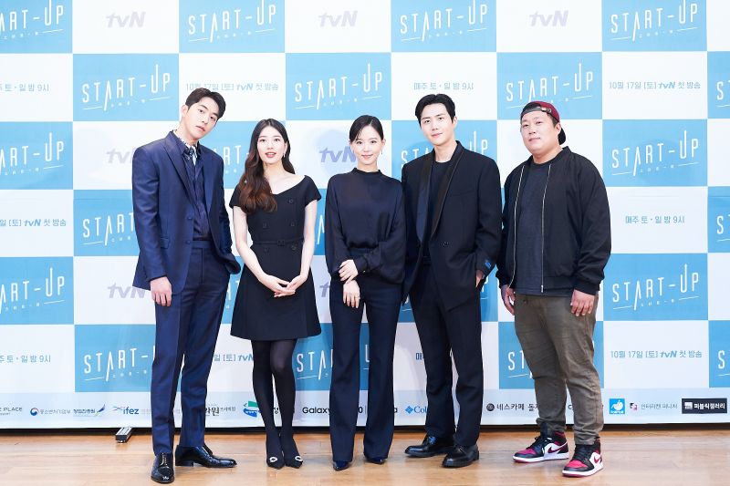 ▲南柱赫（左起）裴秀智、姜漢娜、金宣虎、導演吳忠桓出席記者會。（圖／Netflix）