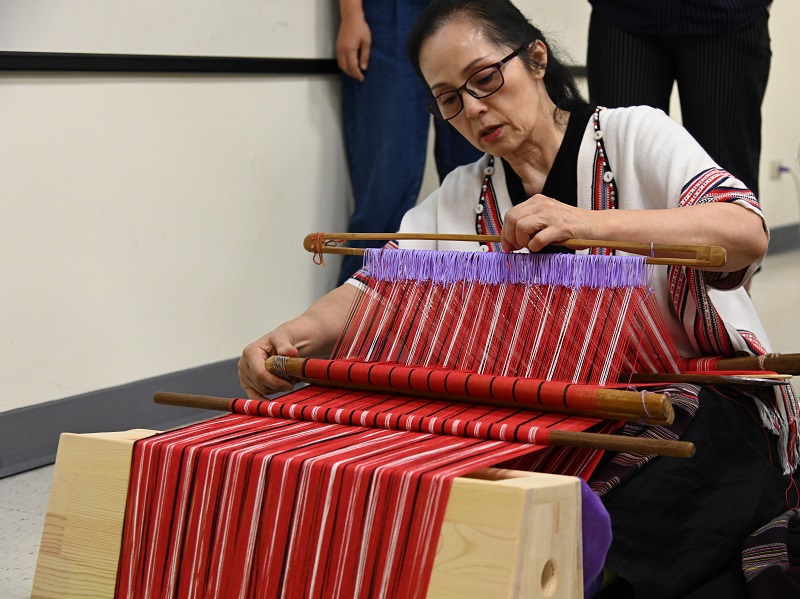 ▲十三行博物館展出泰雅系編織文化特展，可見到精細又富有變化的傳統服飾。（圖／十三行博物館提供）