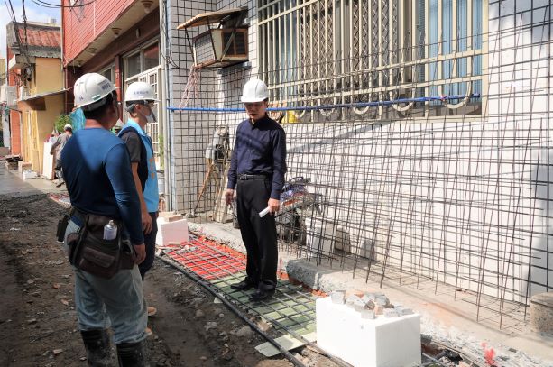 ▲鹿港鎮長許志宏視察後車巷新設路面灌漿作業，除了要求顧好工程品質之外，也希望施工單位掌握進度，在明年春節前如期完工。（圖／記者葉靜美攝，2020.10.12）