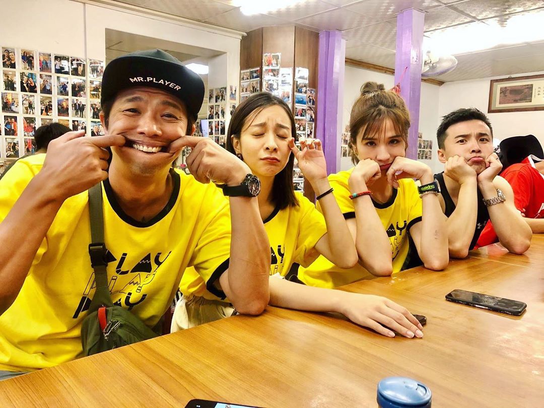 ▲小鬼（左1）擠眉弄眼扮醜。（圖／《綜藝玩很大》IG） 