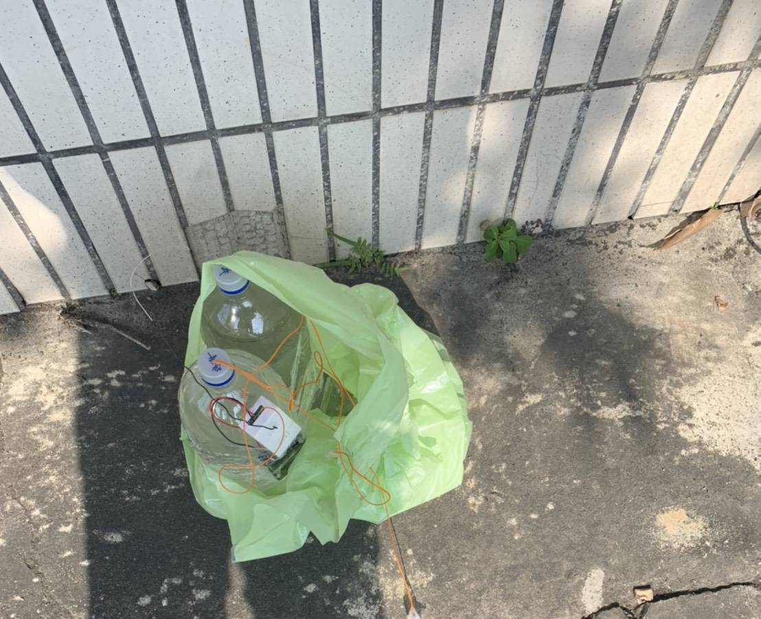 ▲吳富鋐將自製的「撒旦之母」炸彈置放於國民黨後壁區黨部前。（圖／記者陳聖璋翻攝）