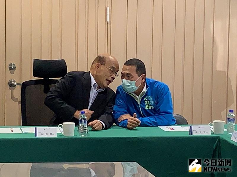 ▲蘇侯一同前往會議室，在簡報開始之前，兩人又互咬耳朵，說了不少悄悄話。(圖/記者康子仁攝)