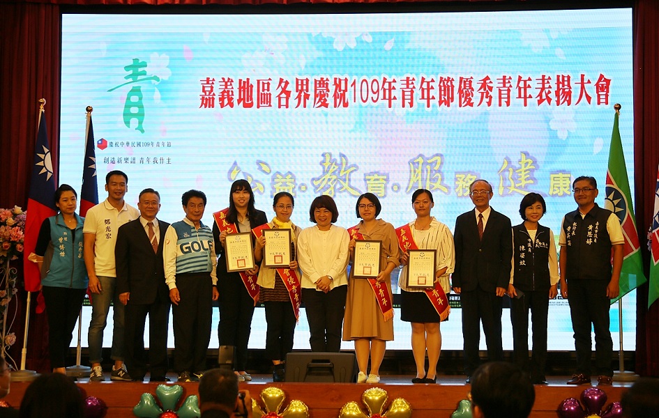 ▲嘉義地區優秀青年，接受嘉義市長黃敏惠表揚。(圖／嘉義市政府提供）