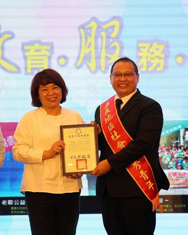 ▲嘉義市優秀青年唐有建(右)接受黃敏惠市長表揚。(圖/嘉義市政府提供)