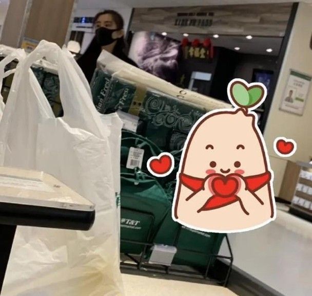 ▲▼王祖賢在超商購物後,低調到來自台灣的手搖飲店排隊消費。(圖/新浪娛樂微博)