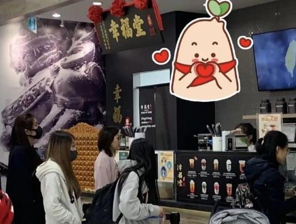 ▲▼王祖賢在超商購物後，低調到來自台灣的手搖飲店排隊消費。（圖／新浪娛樂微博）