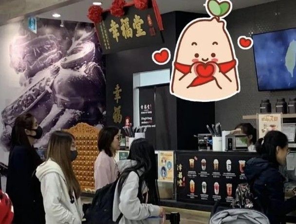 ▲▼王祖賢在超商購物後,低調到來自台灣的手搖飲店排隊消費。(圖/新浪娛樂微博)