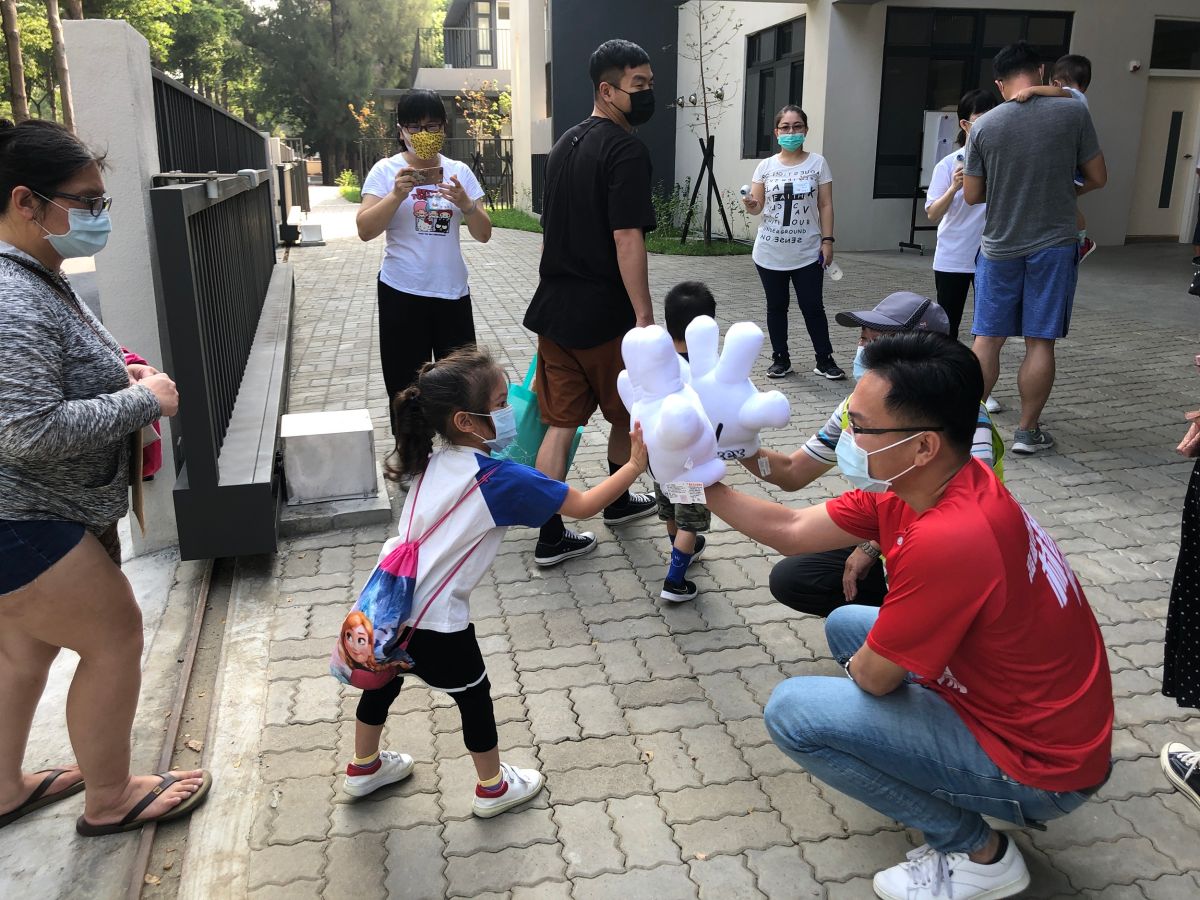 ▲林智鴻關心新甲非營利幼兒園新鋪道路使用情形，特別出席新生報到暨迎新活動為孩子打氣加油。（圖／林智鴻辦公室提供）

