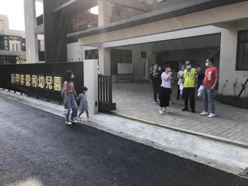 ▲上個月剛晉升為「二寶爸」的市議員林智鴻協助新甲非營利幼兒園爭取路平,讓新甲幼兒學童上下課更安全。(圖/林智鴻辦公室提供)