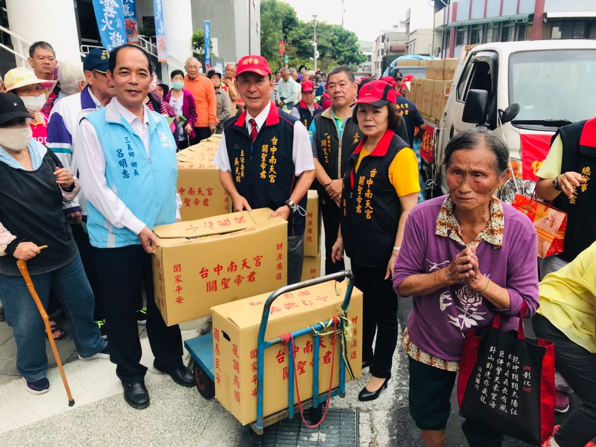 ▲南天宮首度跨外縣市傳愛， 300箱愛心物資造福三義弱勢，鄉長呂明忠袋表接受。（圖／ 南天宮提供）