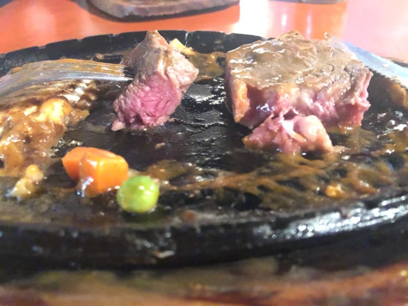 ▲網友分享自己去夜市吃牛排時,點了五分熟送來卻像生肉。(圖/翻攝台南人大小事)
