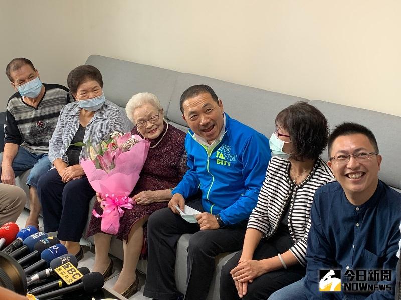 ▲侯友宜(右三)表示，站在新北市的立場，希望捷運汐止民生線的汐東段(汐止到東湖)能夠趕快動工。(圖/記者康子仁攝)